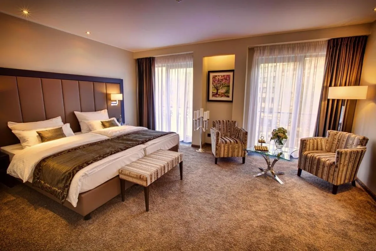 Image 1 of Hotel Favor