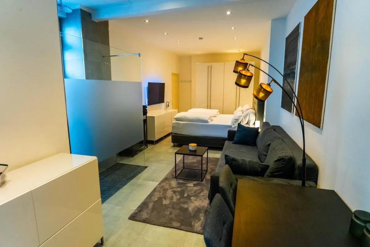 Image 1 of White Lofty und White Studio