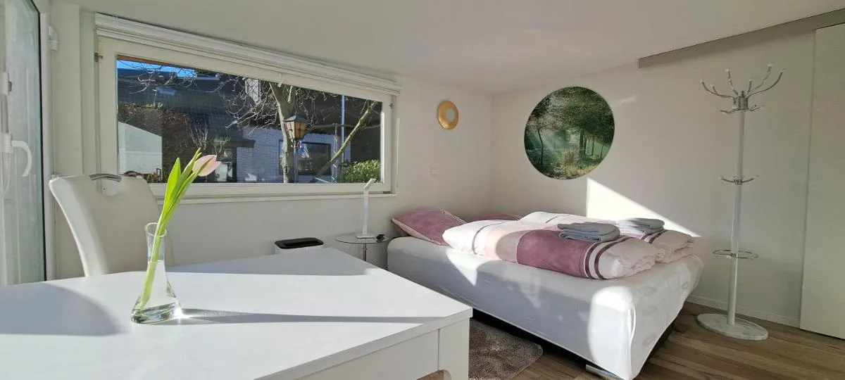 Image 1 of All-in-One Apartment mit eigener Sonnenterrasse im Garten