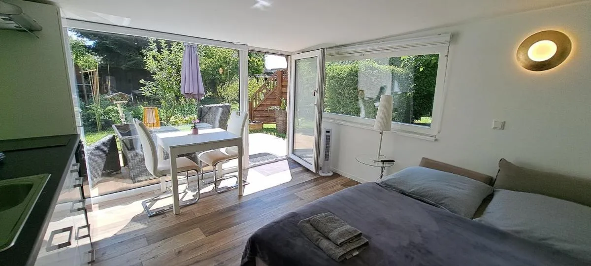 Image 6 of All-in-One Apartment mit eigener Sonnenterrasse im Garten