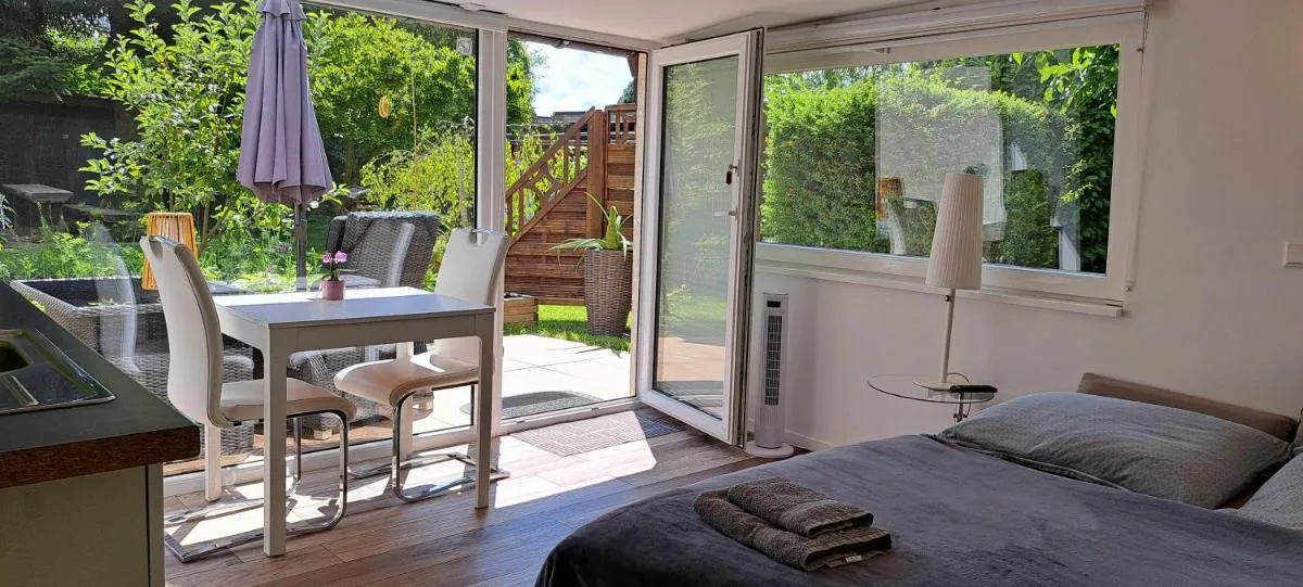 Image 3 of All-in-One Apartment mit eigener Sonnenterrasse im Garten