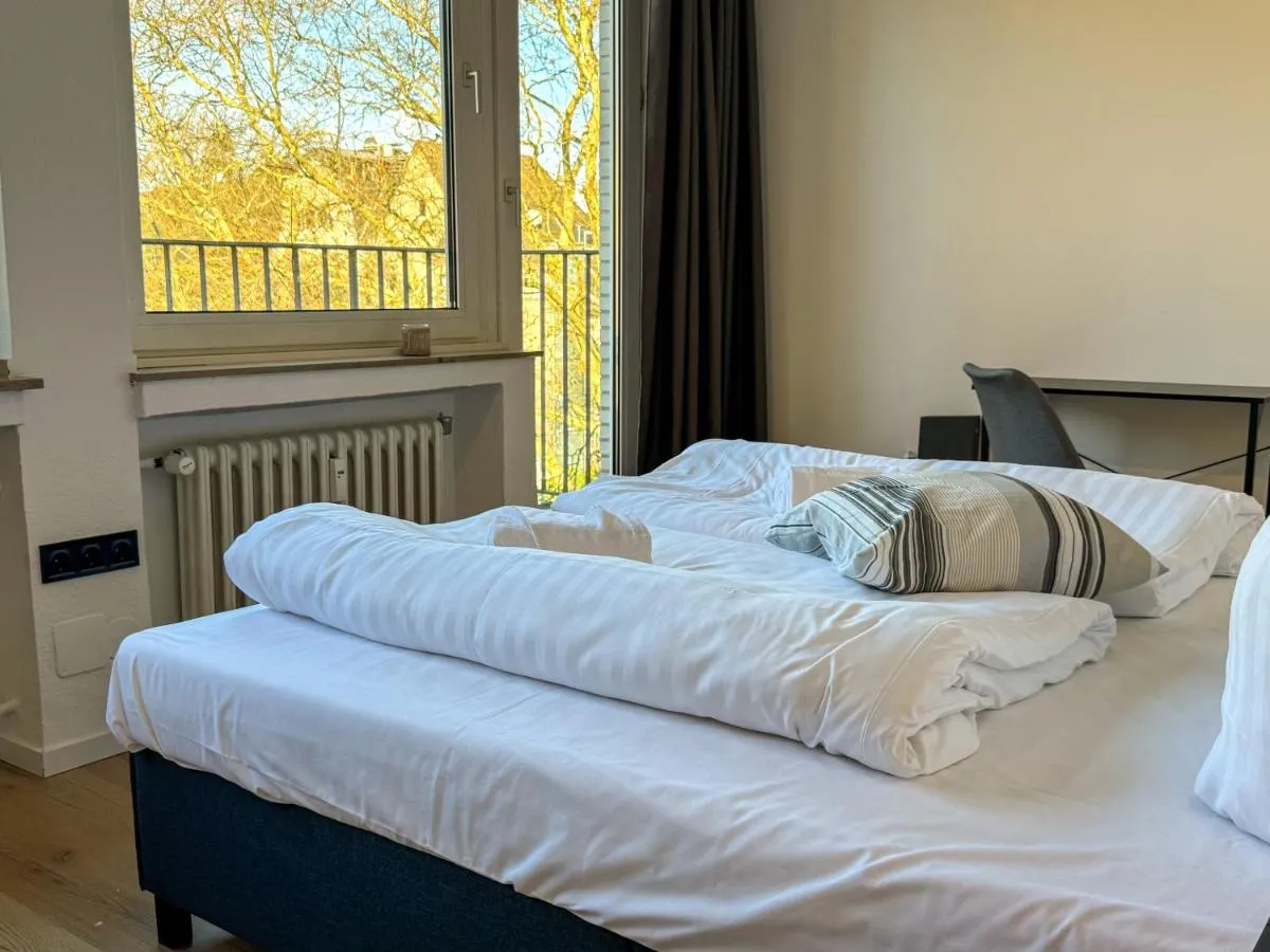 Image 1 of Apartment Düsseldorf 100QM, 6 Personen, Balkon, Messe, Küche