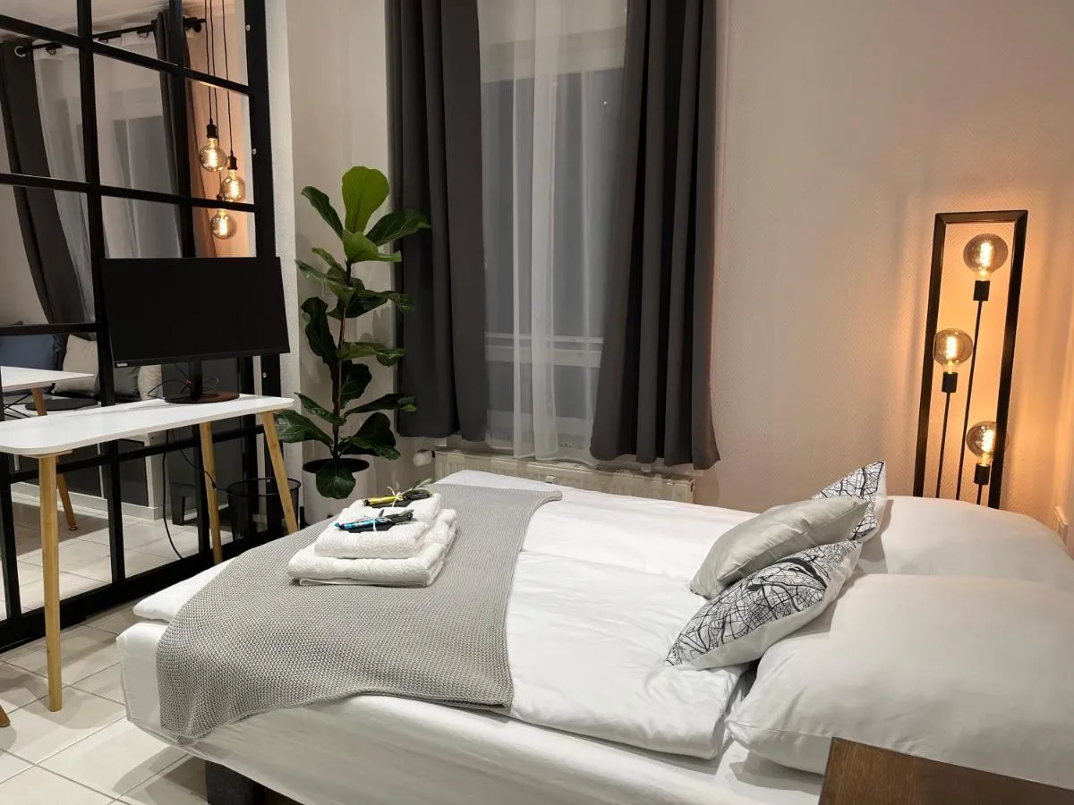 Image 1 of BienveniDUS – self service accommodation – Unterkunft zur Selbstversorgung – Das Messezimmer – Düsseldorf