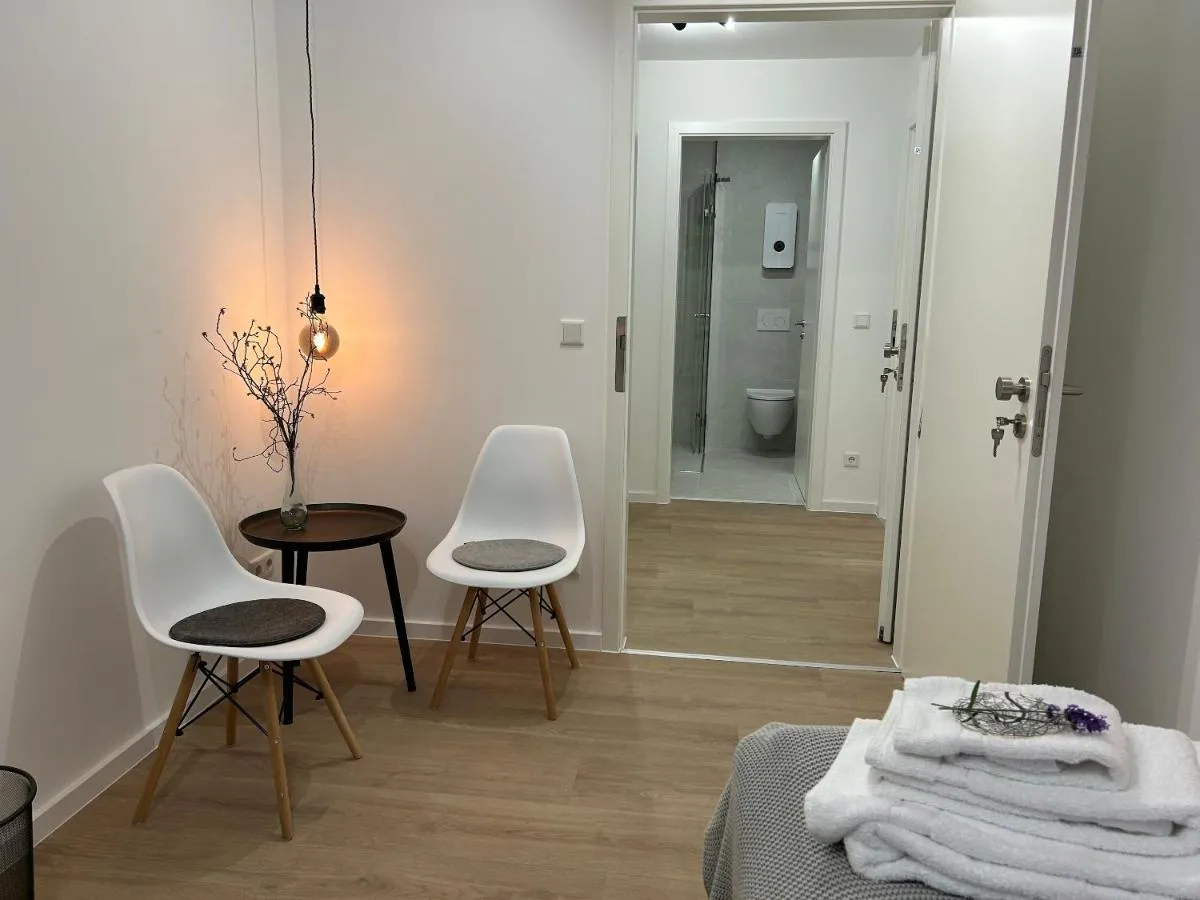 Image 2 of BienveniDUS – self service accommodation – Unterkunft zur Selbstversorgung – Das Messezimmer – Düsseldorf