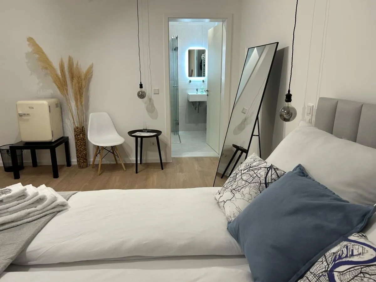 Image 6 of BienveniDUS – self service accommodation – Unterkunft zur Selbstversorgung – Das Messezimmer – Düsseldorf