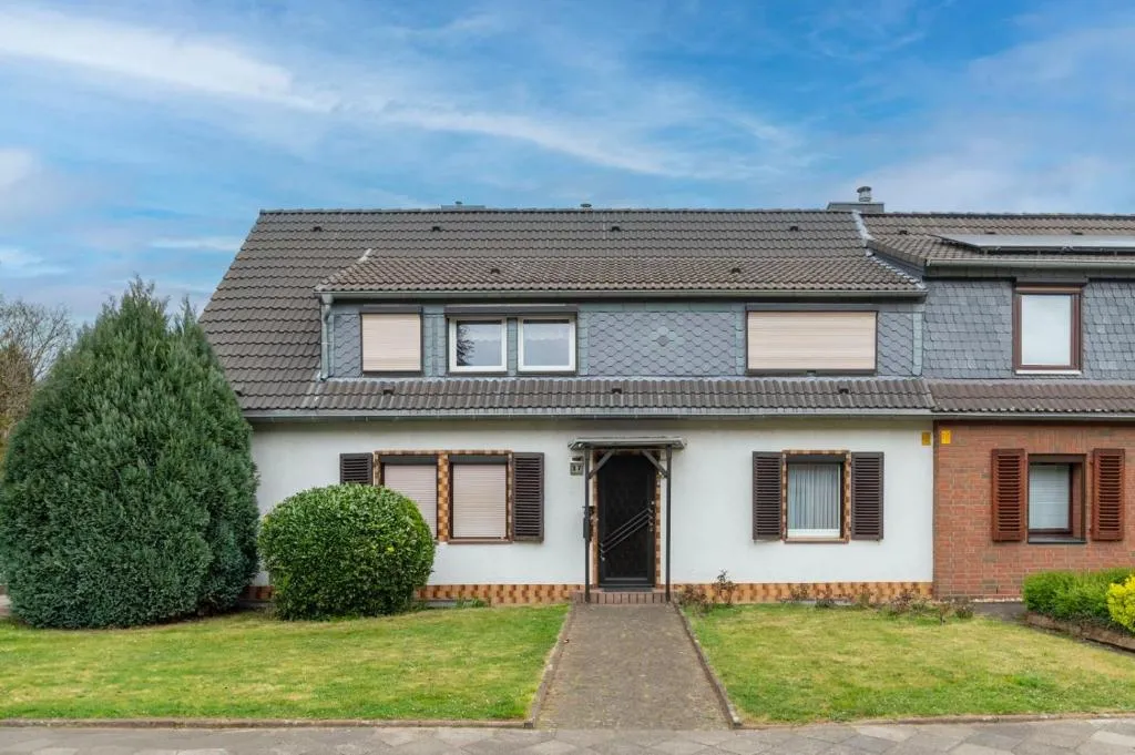 Image of Cozy villa with garden, balcony and parking area in Düsseldorf