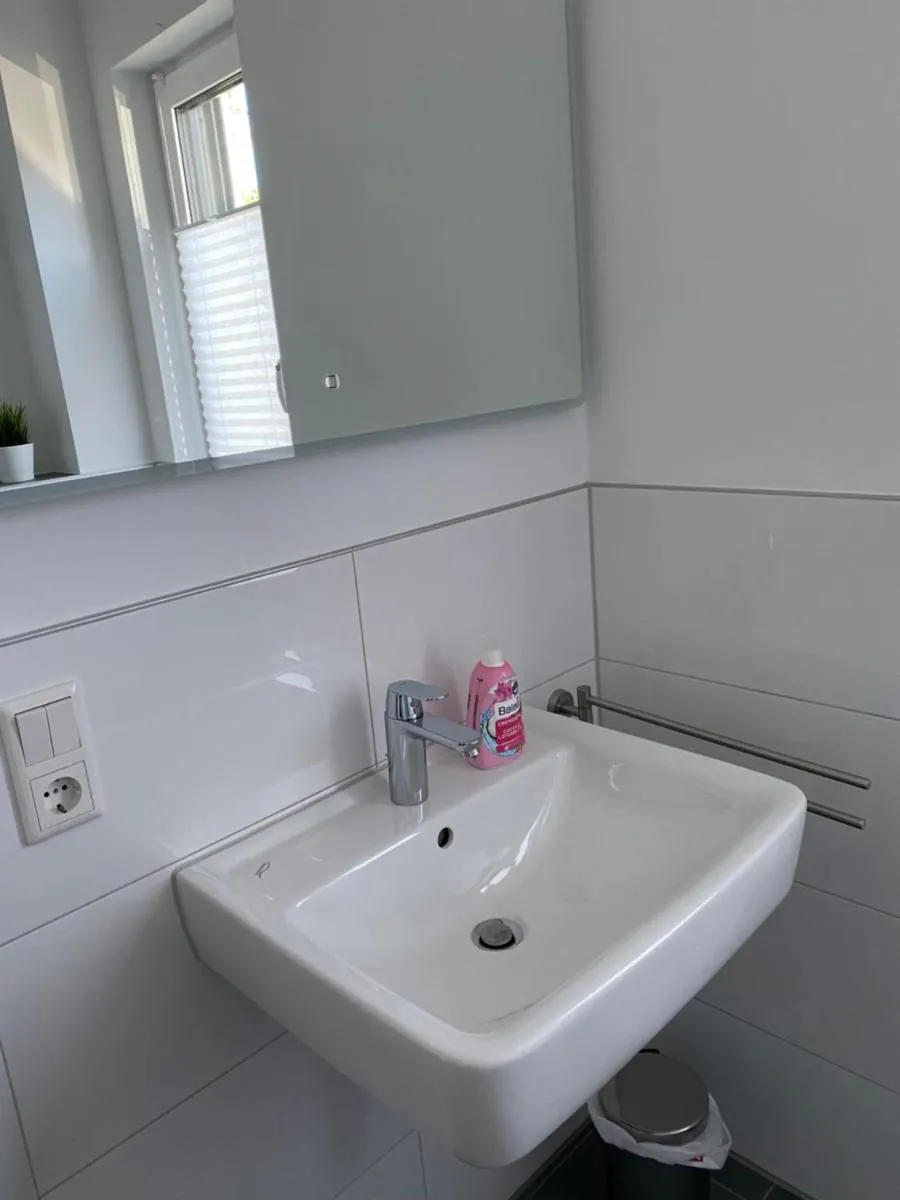 Image 2 of Messezimmer nahe der Düsseldorfer Messe mit eigenem Eingang und gratis Minibar