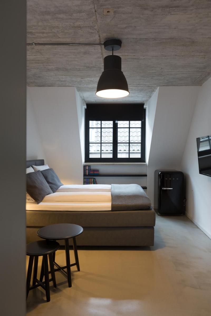 Image 3 of Square Rooms 8