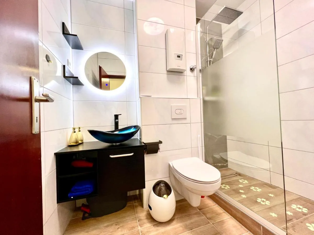 Image 3 of Stylish, Cozy & Quiet Apartment with one and half rooms in District 1