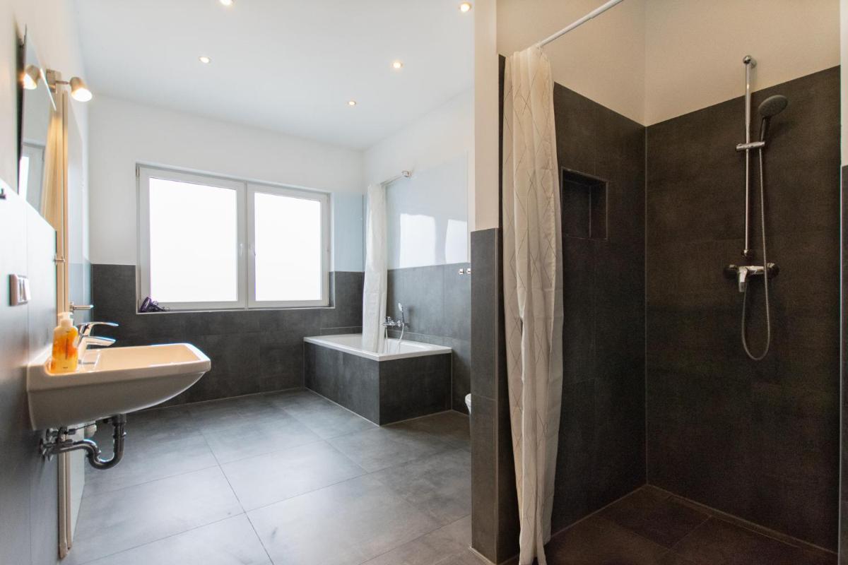 Image 2 of Tolstov Apartments – 250m2 Loft with 6 Rooms im Industriegebiet – 20 Min Messe DUS & Old Town DUS