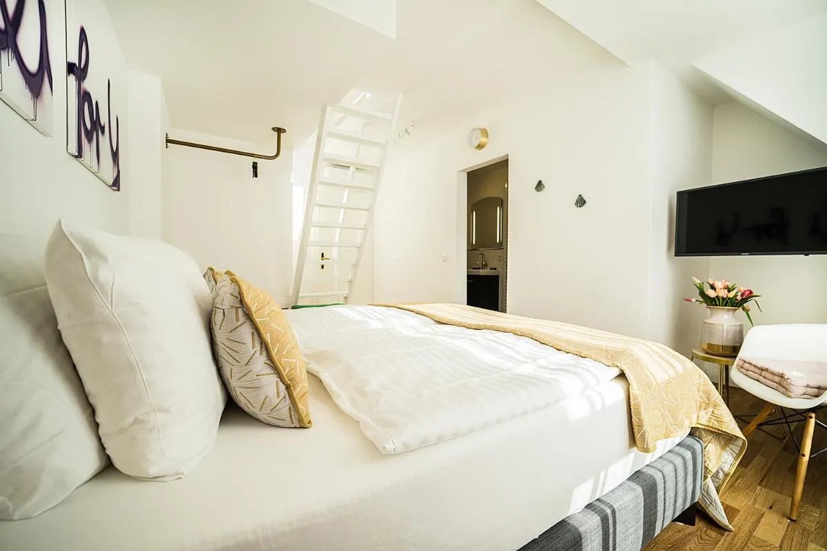 Image 2 of Victoria Hotel